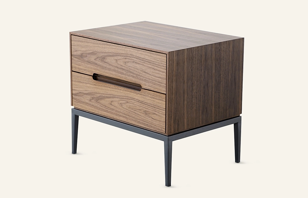 Mesita de noche Enkla de madera con dos cajones y base de metal L743 1